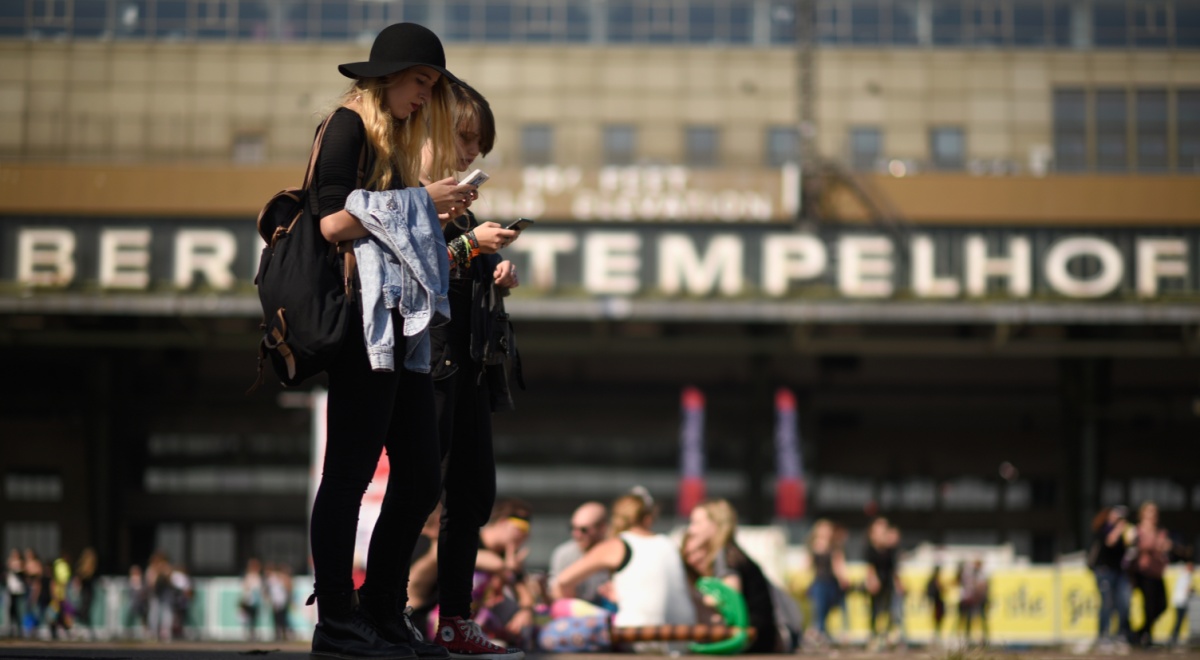 girls_scroll_social_media_berlin