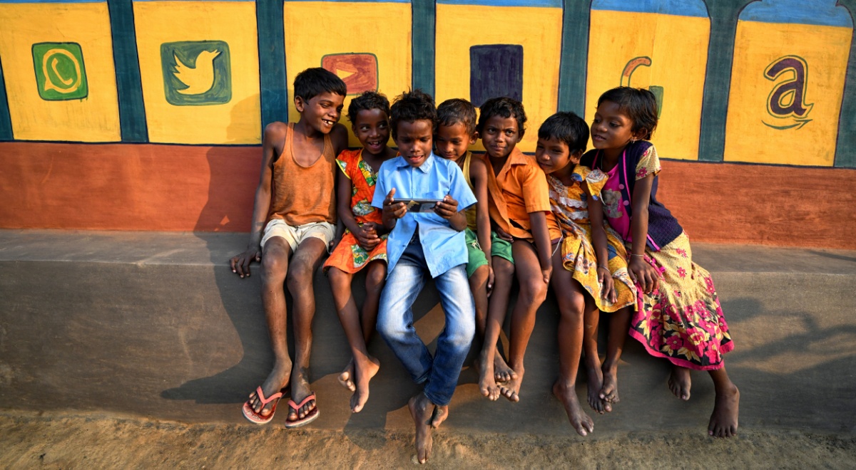 india_kids_social_media_scroll