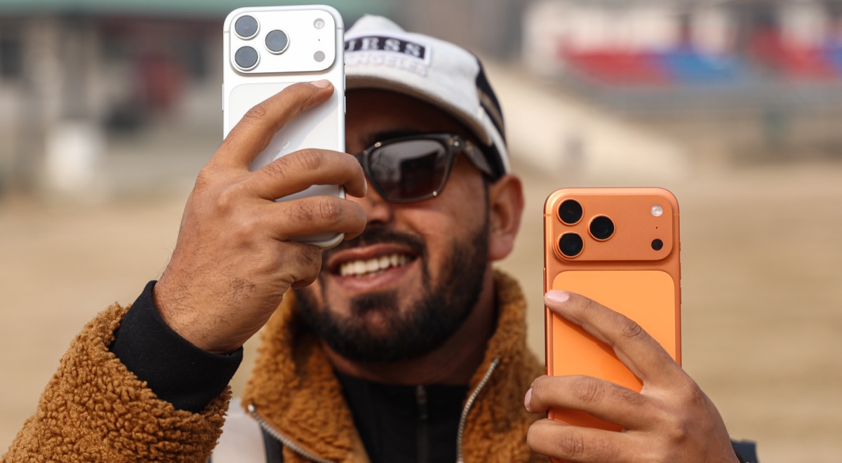 indian_man_two_iphone17