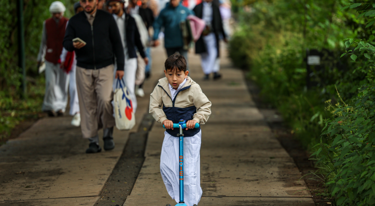 muslims_amsterdam_little_boy_scooter