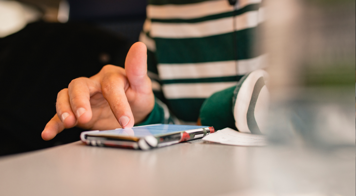 scrolling_phone_green_white_top