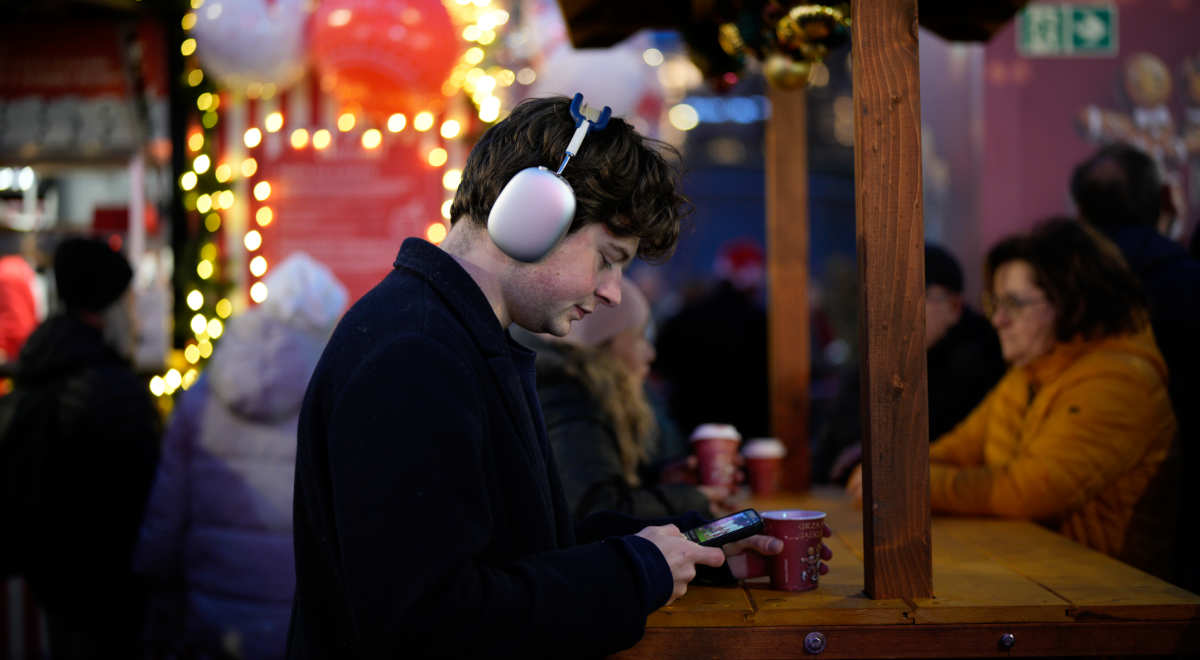 white_man_headphones_scrolling
