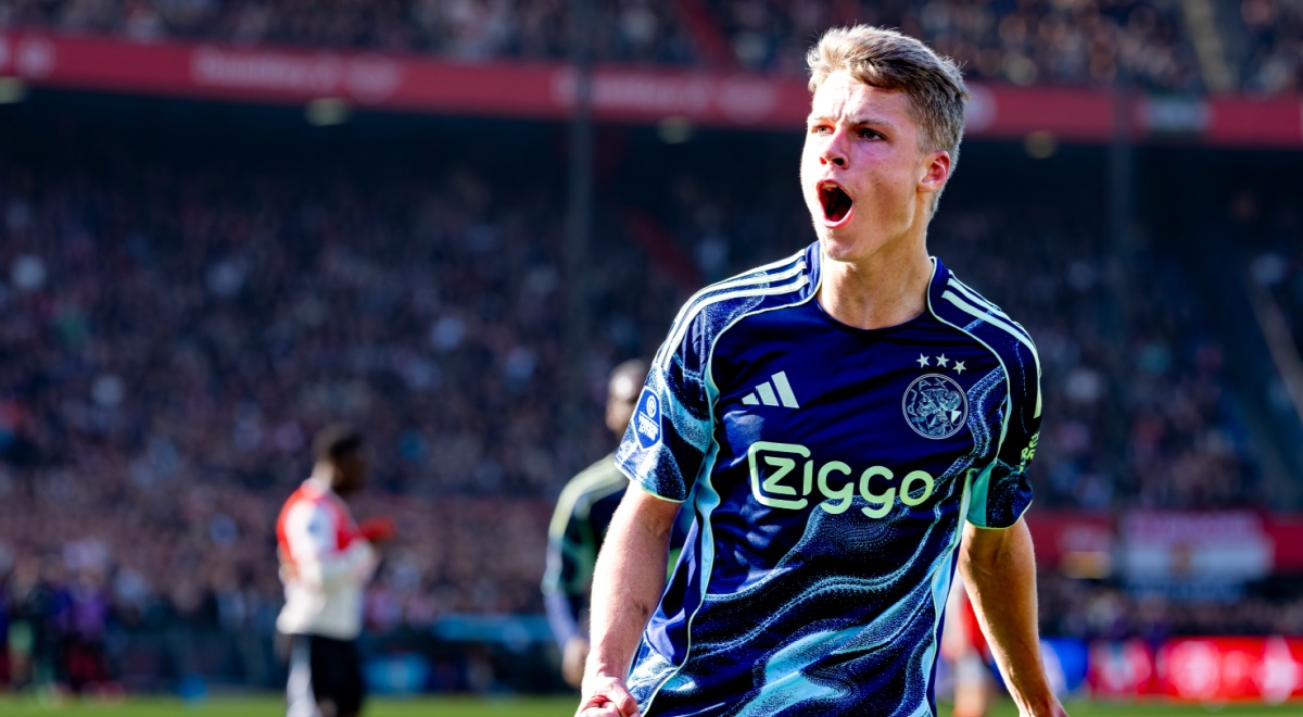 fc ajax player Sean Steur scores goal, yells, blond hair, blue football shirt, stadium, crowd