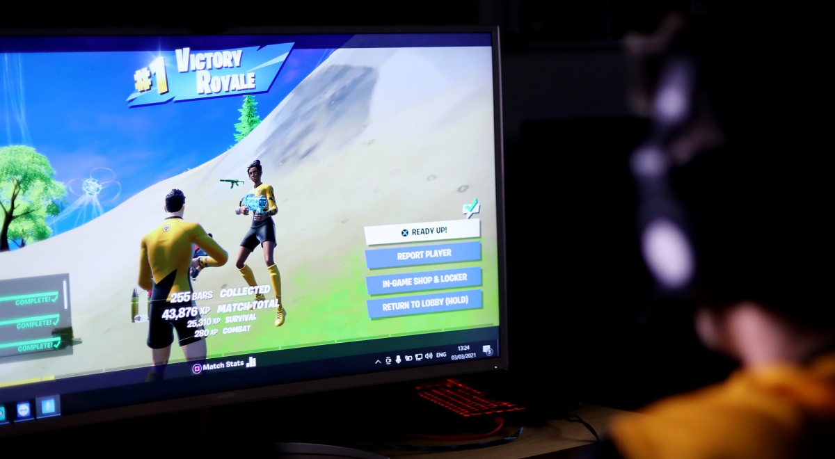 gamer plays fortnite online, two fighters on screen