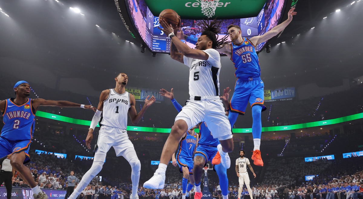 Stephon Castle, white basketball outfit, Isaiah Hartenstein ib blue basketball outfit, nba game