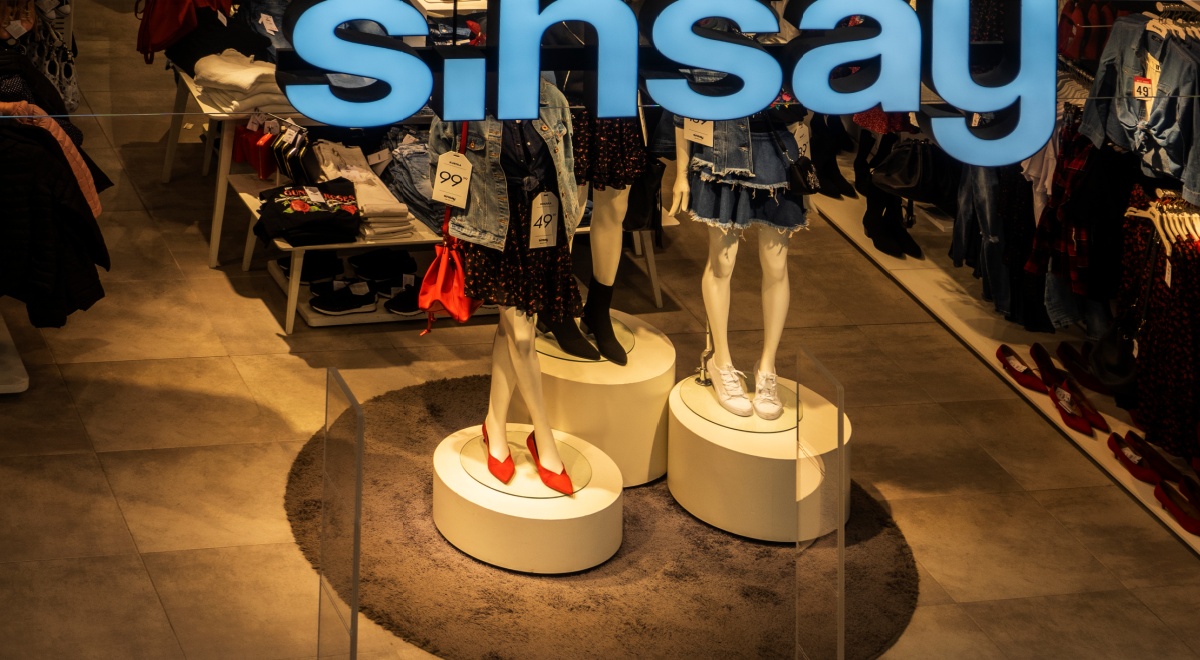 sinsay light blue sign, two manequins, long white, jeans skirt, red high heel shoes