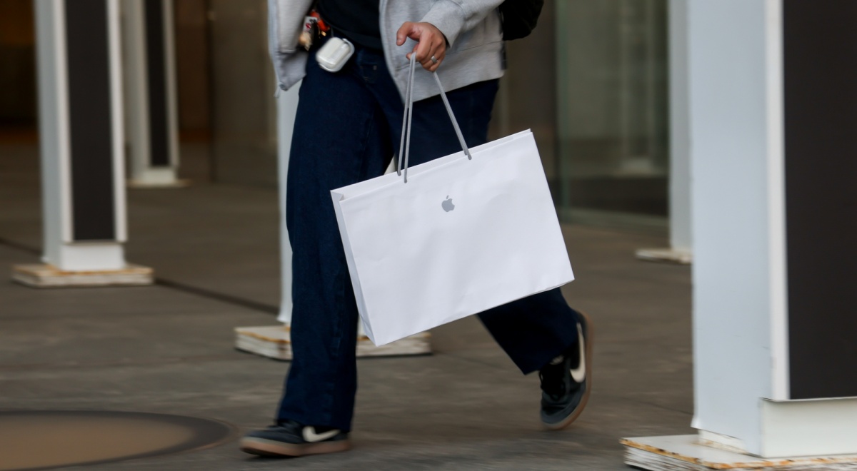 Apple shopper NYC
