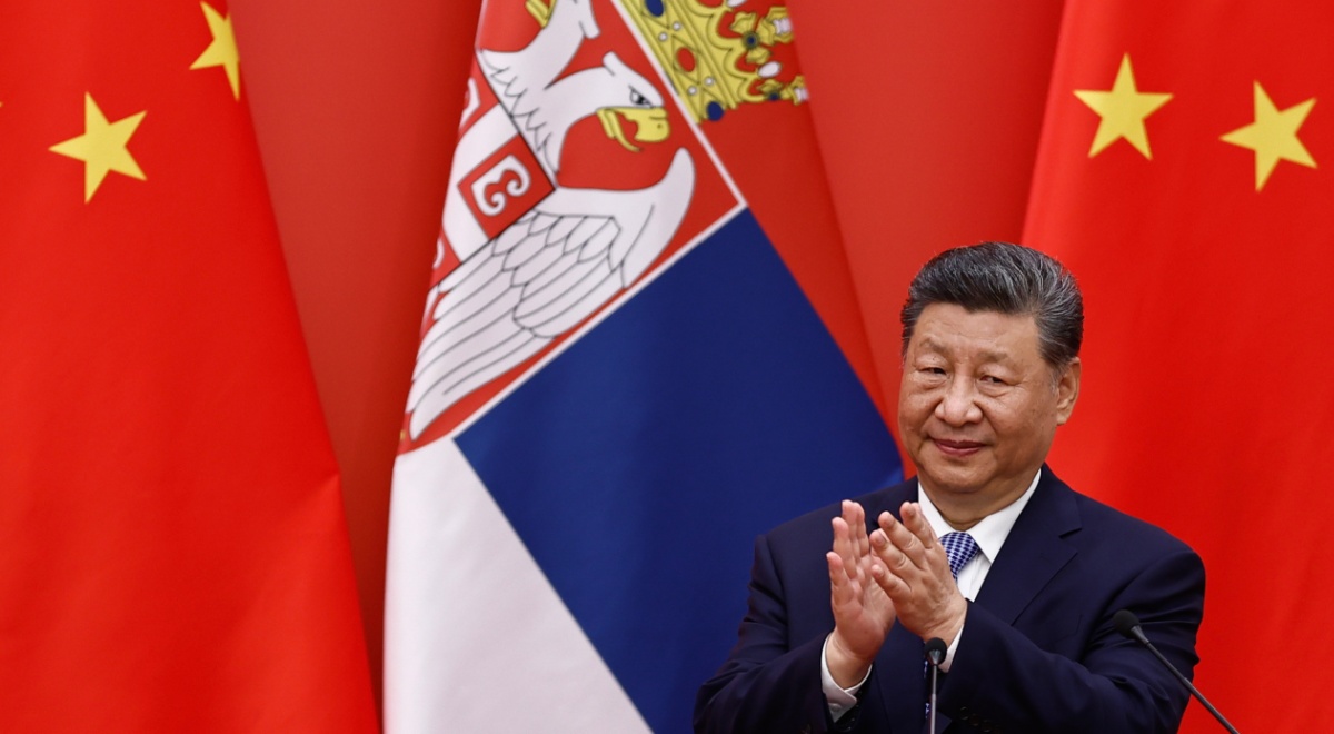 Xi Jinping, serbia flag, two china flags, black suit, white shirt, blue tie, black hair, claps, yellow stars