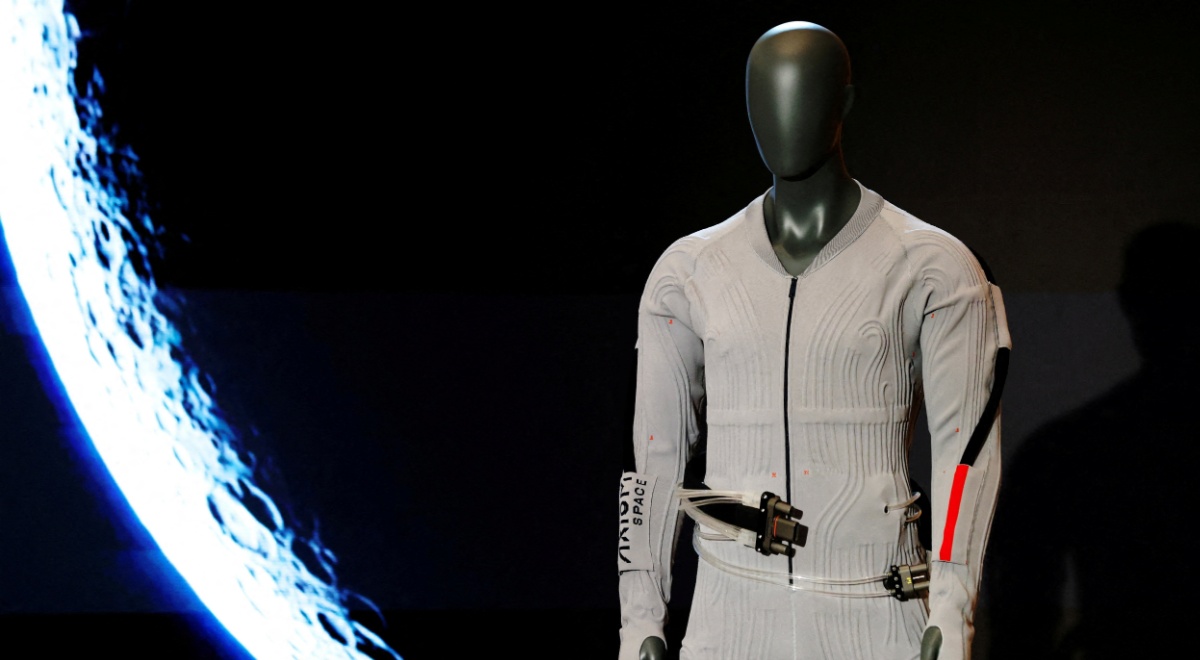 nasa_grey_spacesuit_moon