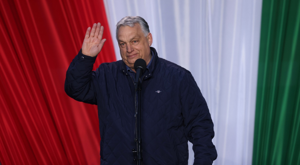 victor orban waves right hand, hungarian flag color curtain, red, white, green, black jacket, grey hair