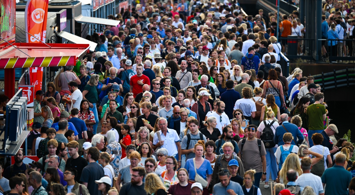 netherlands_dutch_people_crowd