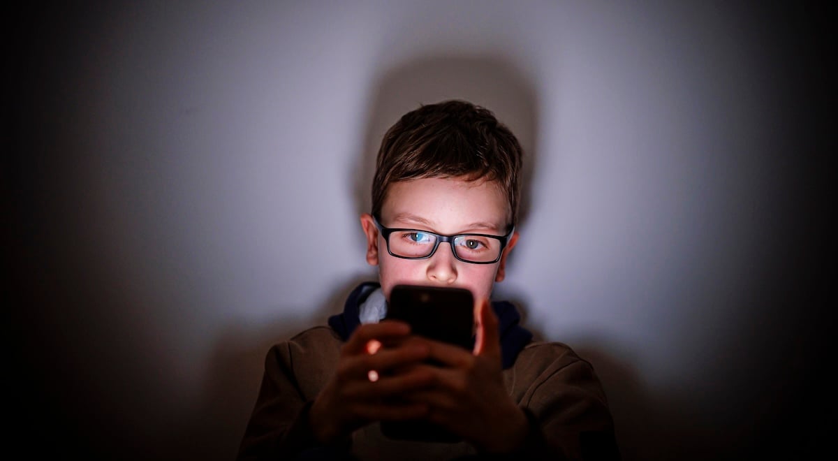 child on phone shadows