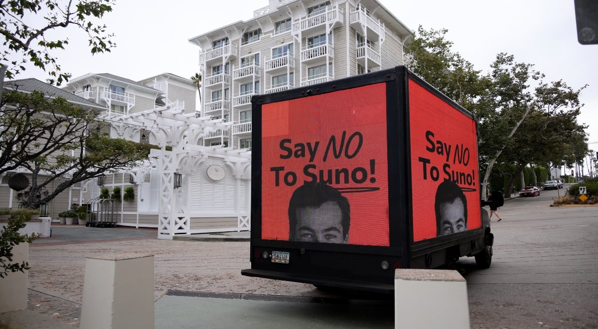 Billboard saying "Say no to Suno!"