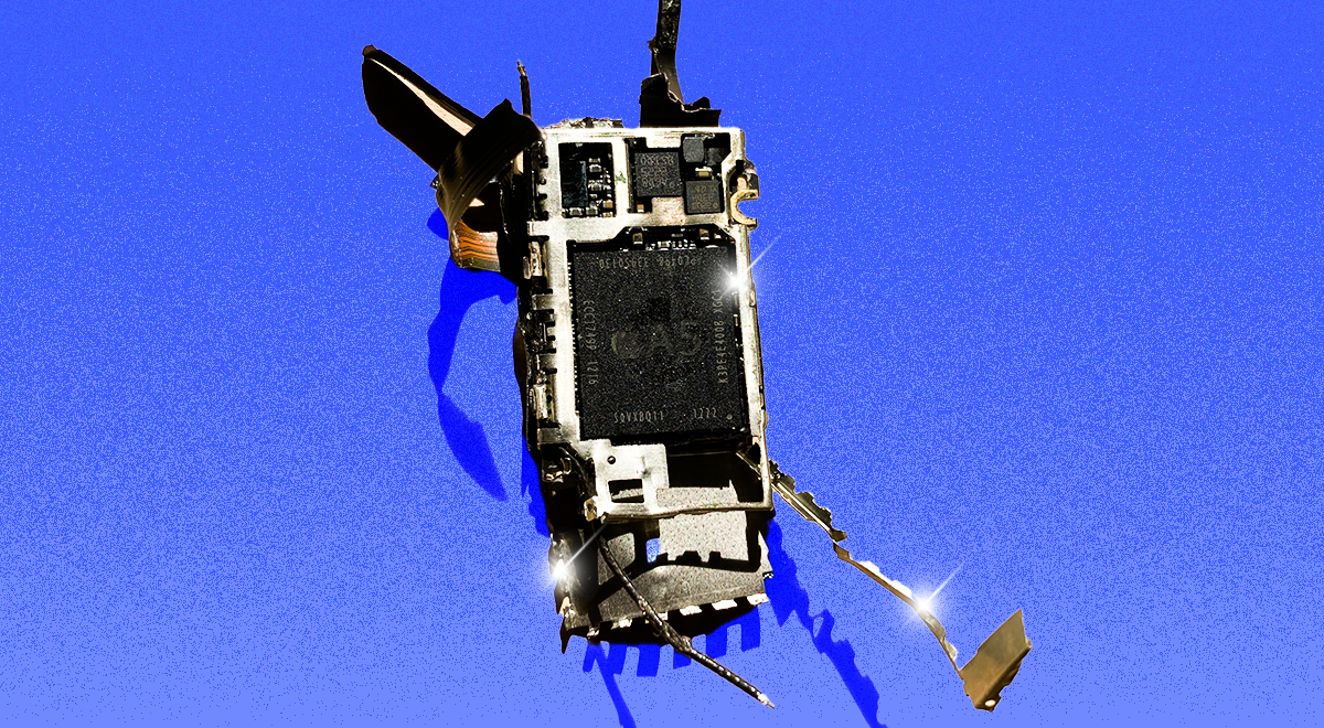 Disassembled iPhone. Image by Cybernews. Source: Architect-PhD | Shutterstock