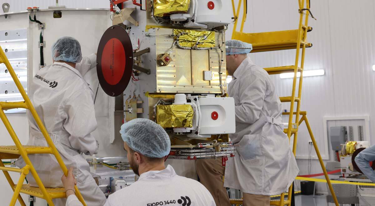 Engineers at the company Bureau 1440 working on launching Rassvet 2‎‎ satellites