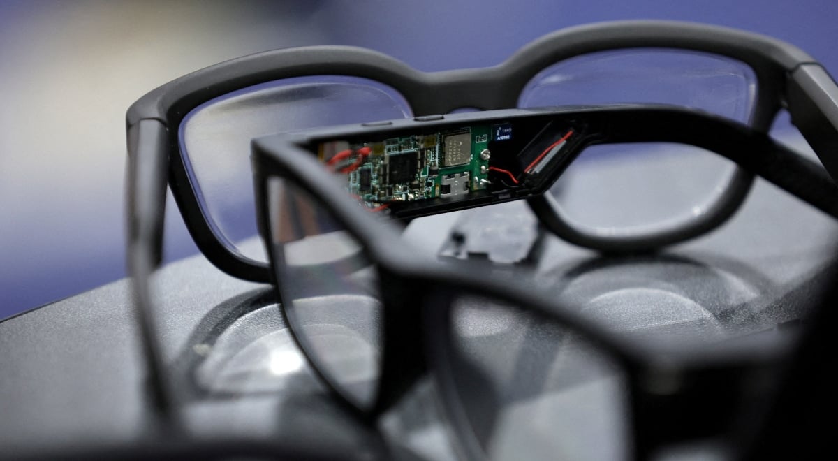 Smart eyewear by Mustard Glasses Inc.