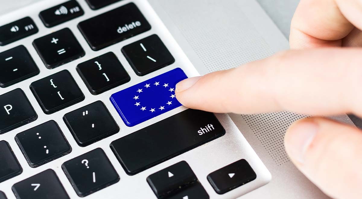 A button on the keyboard colored in the EU-flag pattern