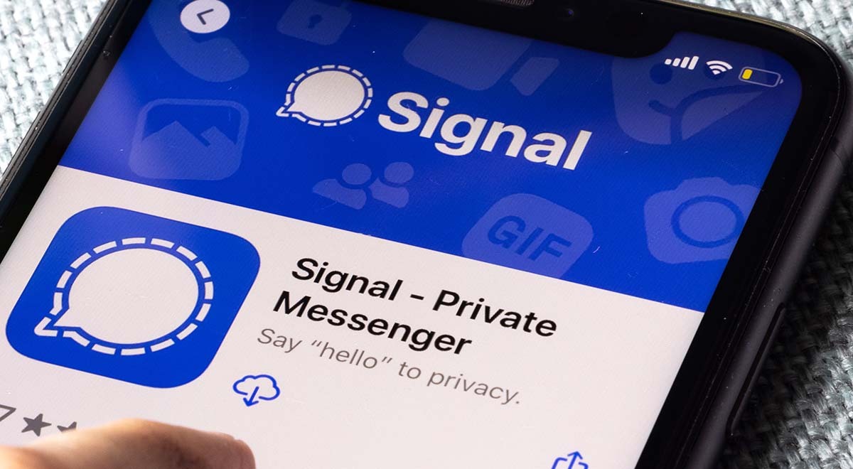 A bug on Signal has been found and fixed. By Cybernews / Shutterstock.
