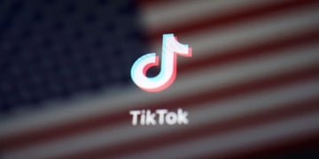 tiktok logo in the background of american flag