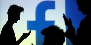 2021 04 07T225508Z 2 LYNXMPEH361RB RTROPTP 4 FACEBOOK HOTLINE