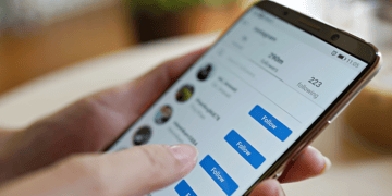 Instagram-followers-scrolling