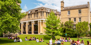 Students on the lawn in front of Oxford University