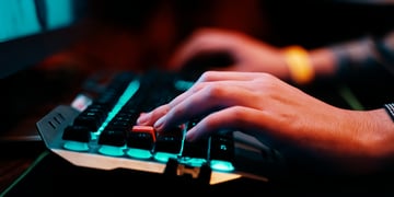 Keyboard, focus on fingers