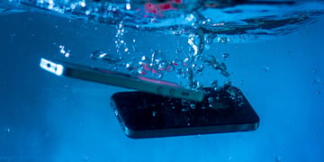 neo-luddite phone in water