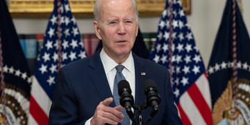 Biden at podium, flag in back ground
