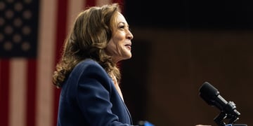 kamala-harris-standing
