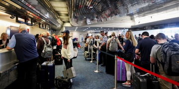 crowds at airport during CrowdStrike outage