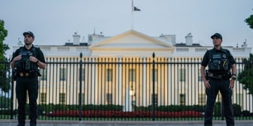 secret service stands guard at gates of white house