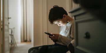 spain-boy-phone