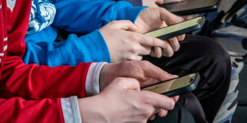 teens_phones_1213
