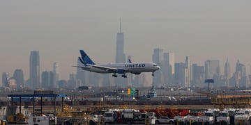 United Airlines plane airport