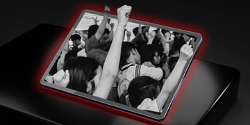 teens-screen-device-fists