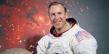 Apollo 13 commander dies