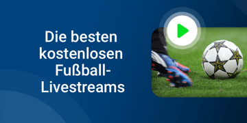 Fußball auf grünem Rasen mit Fußballschuhen in Bewegung kurz vor dem Schuss