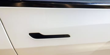 Line shaped door handle on white Tesla Model Y