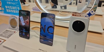Several Honor smartphones lined up on display
