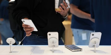 three_iphone_air_white_stand