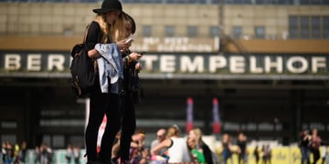 girls_scroll_social_media_berlin