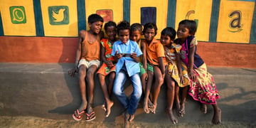 india_kids_social_media_scroll
