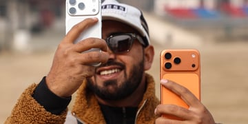 indian_man_two_iphone17