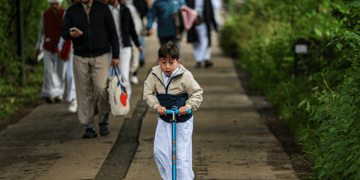muslims_amsterdam_little_boy_scooter