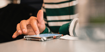 scrolling_phone_green_white_top