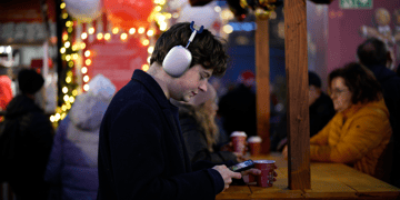 white_man_headphones_scrolling