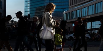 young woman, white handbag, smartphone, curly hair, pedestrians, crosswalk, berlin, shadowy