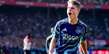 fc ajax player Sean Steur scores goal, yells, blond hair, blue football shirt, stadium, crowd