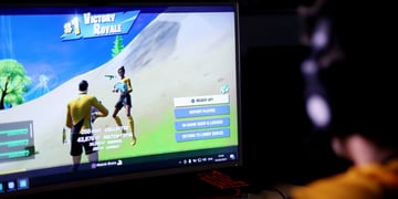 gamer plays fortnite online, two fighters on screen